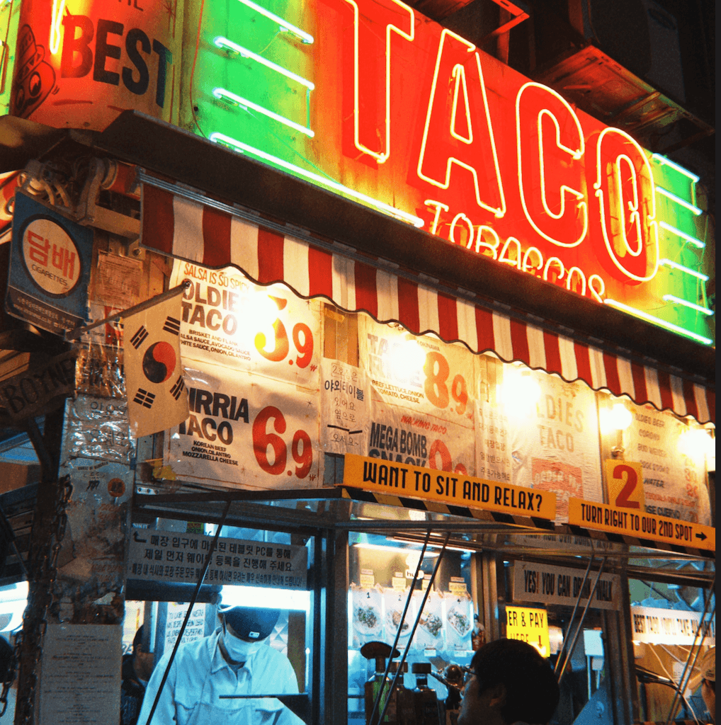 Taquería con menú iluminado y servicio nocturno